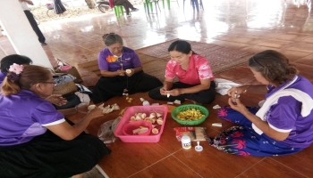 องค์การบริหารส่วนตำบลบ้านโคก ร่วมกับโรงเรียนผู้สูงอายุร่วมกันทำเเจ่วบองปลาร้า เเละทำกิจกรรมสันทนาการต่างๆ